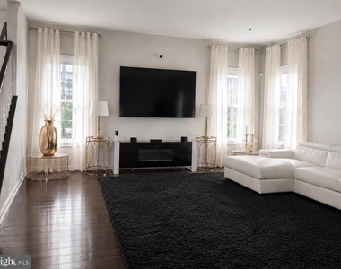728 Falcon Lane - Photo Thumbnail 6
