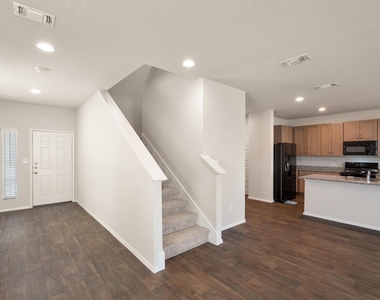 2812 Steels Rd - Photo Thumbnail 3