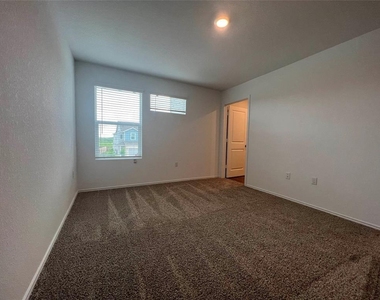 7224 Spotted Leaf Way - Photo Thumbnail 11