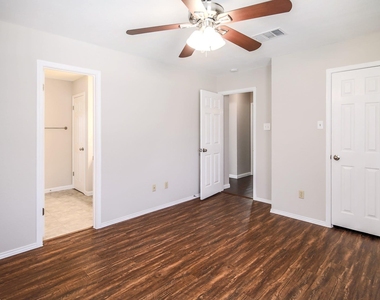 1806 Oakmont Ln - Photo Thumbnail 16