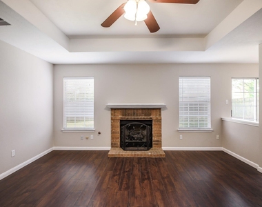 1806 Oakmont Ln - Photo Thumbnail 4