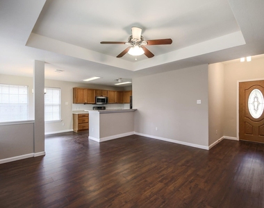 1806 Oakmont Ln - Photo Thumbnail 6