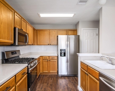1806 Oakmont Ln - Photo Thumbnail 10
