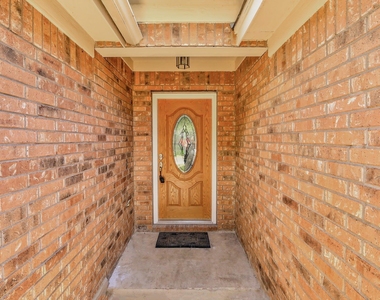 1806 Oakmont Ln - Photo Thumbnail 2