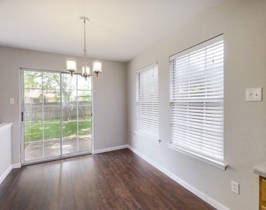 1806 Oakmont Ln - Photo Thumbnail 13
