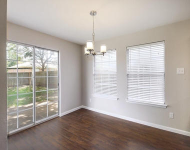 1806 Oakmont Ln - Photo Thumbnail 8