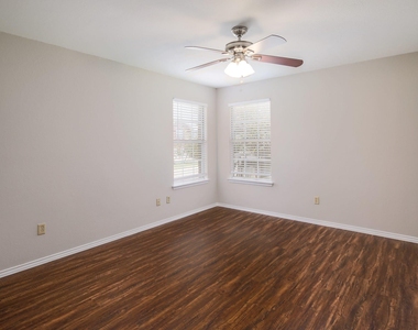 1806 Oakmont Ln - Photo Thumbnail 15