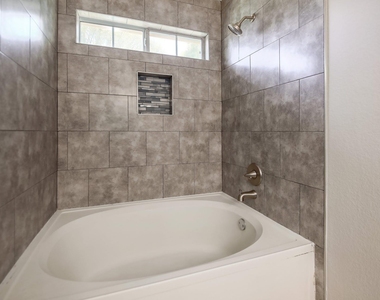 1806 Oakmont Ln - Photo Thumbnail 18