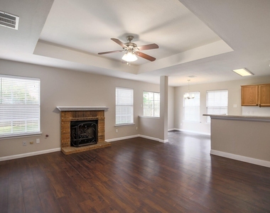 1806 Oakmont Ln - Photo Thumbnail 3