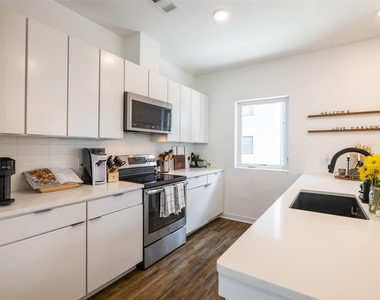 5924 S Congress Ave - Photo Thumbnail 8