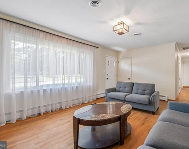 1042 S Carroll Street - Photo Thumbnail 2