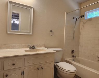 404 Creek Cv - Photo Thumbnail 4