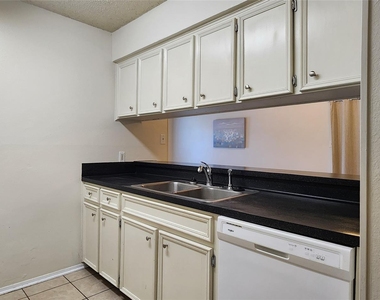 404 Creek Cv - Photo Thumbnail 6