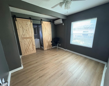 1709 Deloney St - Photo Thumbnail 9