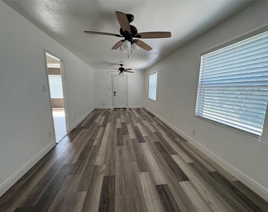 1709 Deloney St - Photo Thumbnail 3