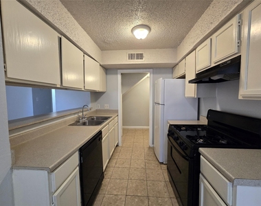 1309 Southport Dr - Photo Thumbnail 3