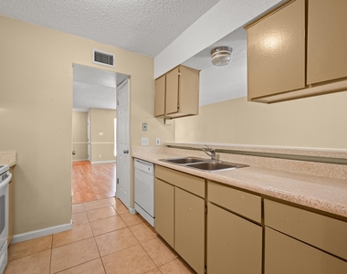 807 Castle Ridge Rd - Photo Thumbnail 14