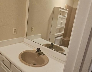 102 Falcon Ln - Photo Thumbnail 4