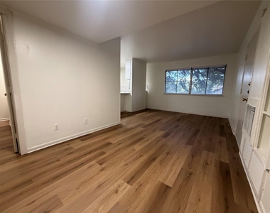 3304 Red River St - Photo Thumbnail 8