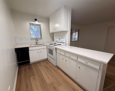 3304 Red River St - Photo Thumbnail 5