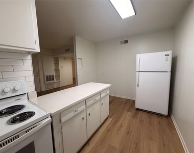 3304 Red River St - Photo Thumbnail 7