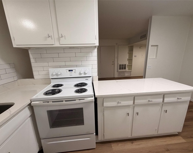 3304 Red River St - Photo Thumbnail 6