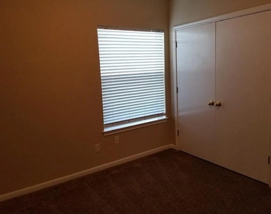 2801 Southampton Way - Photo Thumbnail 7