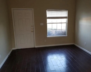 2801 Southampton Way - Photo Thumbnail 5