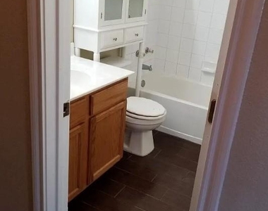 2801 Southampton Way - Photo Thumbnail 8