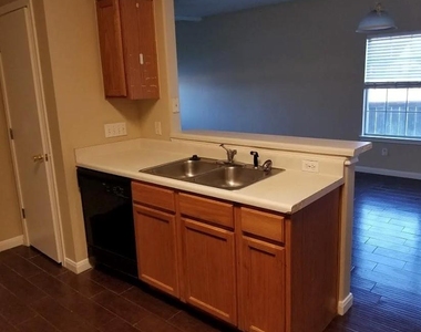 2801 Southampton Way - Photo Thumbnail 11