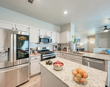 922 Thackeray Ln - Photo Thumbnail 11
