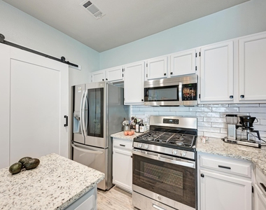 922 Thackeray Ln - Photo Thumbnail 15