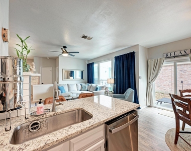 922 Thackeray Ln - Photo Thumbnail 14
