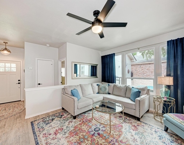 922 Thackeray Ln - Photo Thumbnail 5