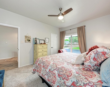 922 Thackeray Ln - Photo Thumbnail 19