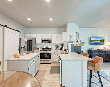 922 Thackeray Ln - Photo Thumbnail 10