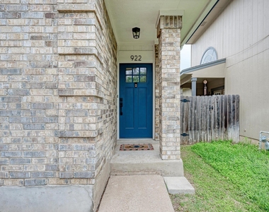 922 Thackeray Ln - Photo Thumbnail 3