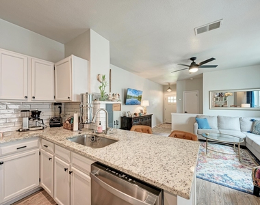 922 Thackeray Ln - Photo Thumbnail 13