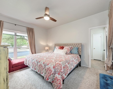 922 Thackeray Ln - Photo Thumbnail 18