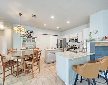 922 Thackeray Ln - Photo Thumbnail 9