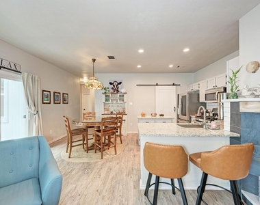 922 Thackeray Ln - Photo Thumbnail 8
