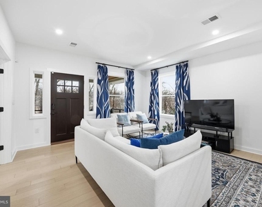 2211 Franklin Street Ne - Photo Thumbnail 5