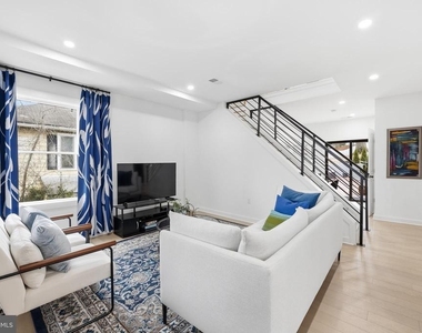 2211 Franklin Street Ne - Photo Thumbnail 4