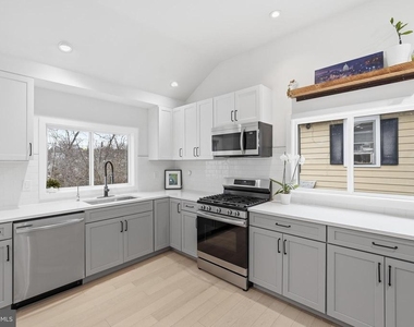 2211 Franklin Street Ne - Photo Thumbnail 16