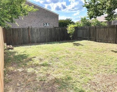 10302 Annie Oakley Trl - Photo Thumbnail 17