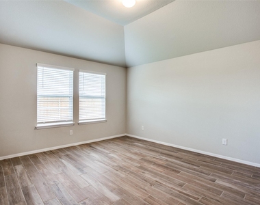 225 Trailside Ln - Photo Thumbnail 3