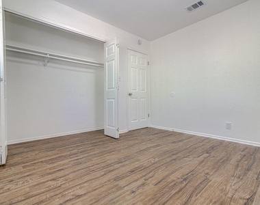 5006 Brighton Rd - Photo Thumbnail 9