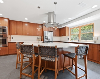 1905 Stoneridge Rd - Photo Thumbnail 3