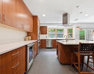 1905 Stoneridge Rd - Photo Thumbnail 4