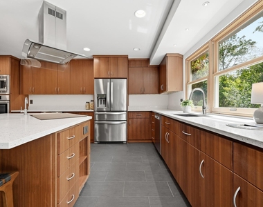 1905 Stoneridge Rd - Photo Thumbnail 5